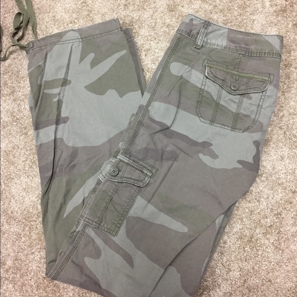 American Eagle Camouflage cargo pant size 2 long